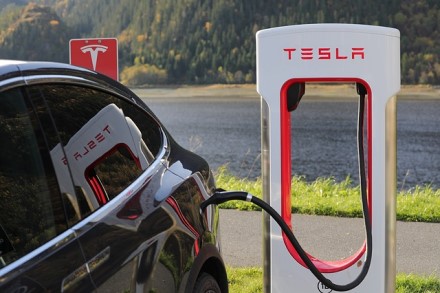 „Tesla“ atsisako planų – nekurs itin prabangaus modelio