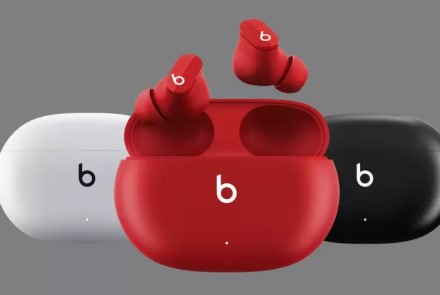 „Beats“ pristatė naujus ausinukus: tikrasis „AirPods“ konkurentas?