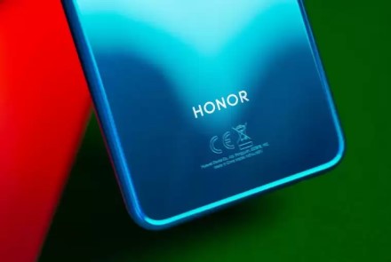 „Honor“ skinasi kelią į viršūnę: bendrovės pardavimai šovė į viršų