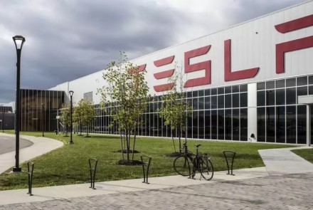 „Tesla“: pirmieji Europoje pagaminti elektromobiliai pasirodys jau netrukus