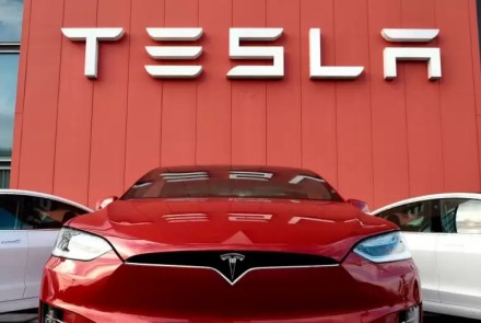 E. Muskas prakalbo apie „Tesla“ problemas: pažėrė kritikos dviem milžinėms