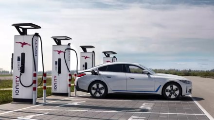 Darbai pagrindinėje BMW gamykloje prasidėjo: vokiečiai meta visus pajėgumus į „Tesla“ konkurento gamybą