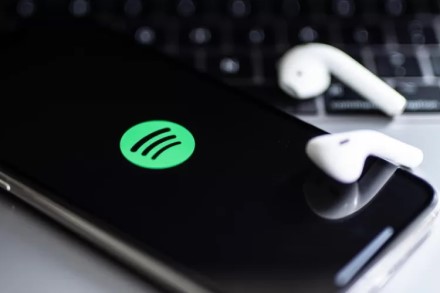 „Spotify“ išlieka muzikos programėlių viršūnėje, tačiau konkurencinė kova tampa vis įtemptesnė