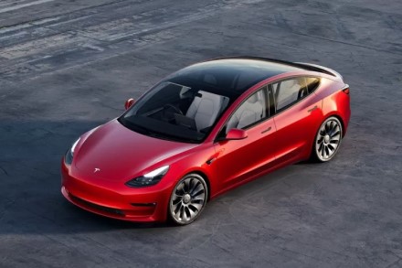 „Tesla“ atskleidė, kiek kainuoja pagaminti elektrinius automobilius