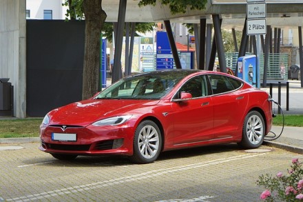 „Tesla“ sulaukė JAV institucijų dėmesio – elektromobilių gamintojas turės išjungti vieną funkciją