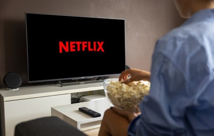 Rusija imasi „Netflix“: ketina įpareigoti transliuoti prokremliškus kanalus