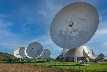 Mokslininkai pasiūlė naują idėją, iš kur kosmose gali sklisti greitieji radijo bangų žybsniai