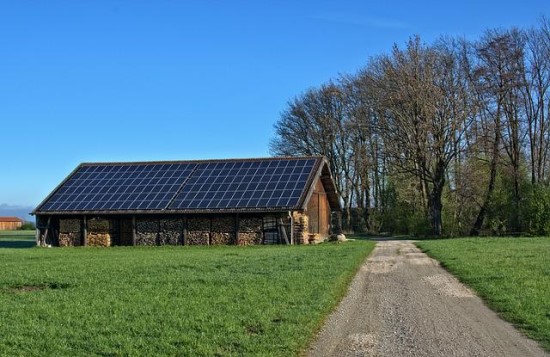 Panoręs saulės elektrinės susidūrė su kliūtimi: iš savo kišenės turi rekonstruoti elektros tinklus