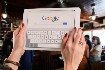 „Google“ iš naudotojų buvimo vietos automatiškai šalins apsilankymus abortų klinikose