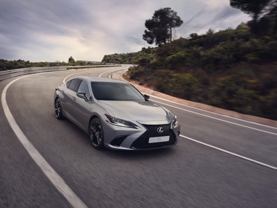 „Lexus“ pristato atnaujintą ES modelį