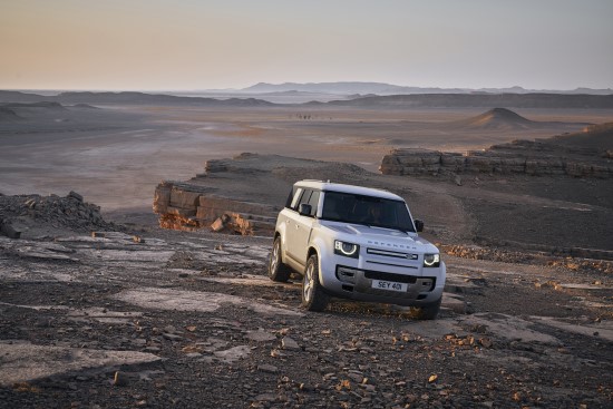 „Land Rover“ nusilenkė didesnėms šeimoms: pristatė aštuonvietį „Defender“