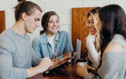 Būsimiems studentams stipendijas siūlo ir ministerijos, ir verslas