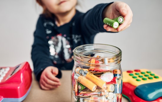 Primename, kaip tvarkyti nebereikalingas baterijas ir akumuliatorius