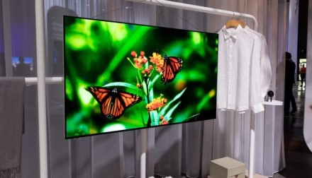 „Panasonic“ parodė itin lengvą OLED televizorių