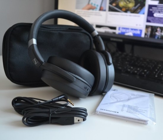 „Sennheiser HD 450 BT“ komplektacija / N. Davalgos nuotr.