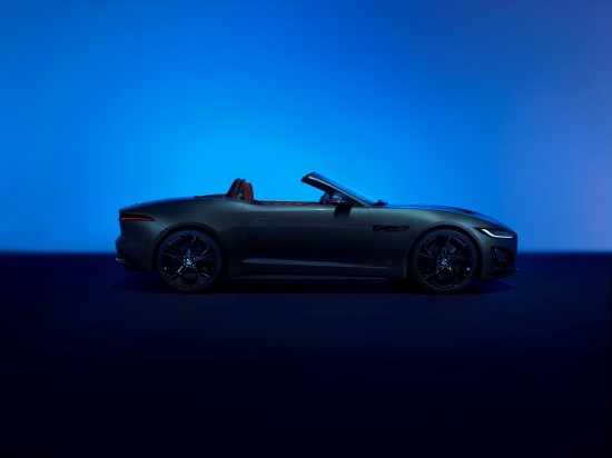 Sportinių automobilių 75 metų jubiliejų minėsianti „Jaguar“ bendrovė pristatė atnaujintą „F-Type“ modelį