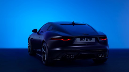 Sportinių automobilių 75 metų jubiliejų minėsianti „Jaguar“ bendrovė pristatė atnaujintą „F-Type“ modelį