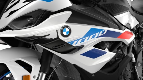 BMW pristatė naują sportinį motociklą – išvystys virš 300 km/val. greitį