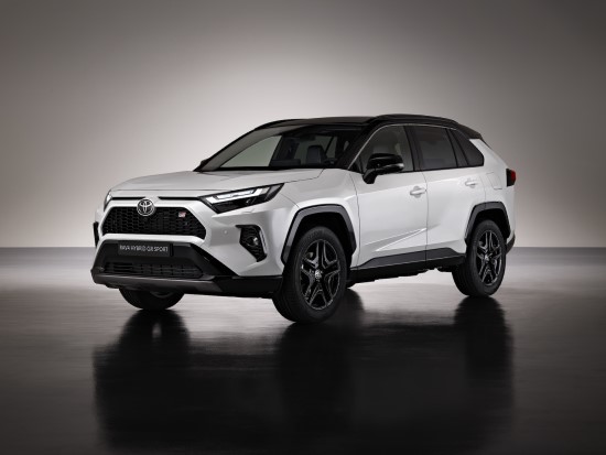 Sportiškesnė versija: „Toyota“ į gatves išleis „RAV4 GR Sport“ visureigį