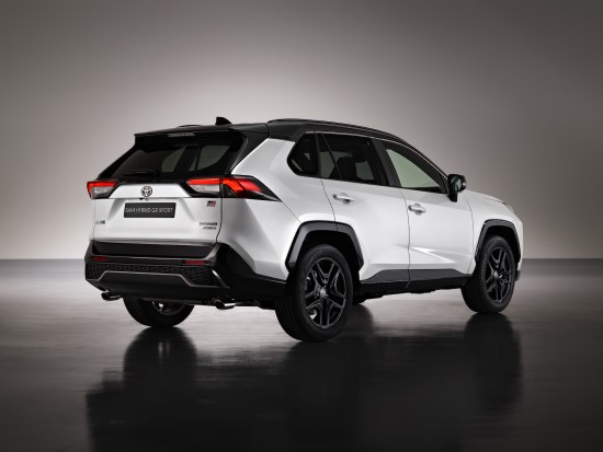 Sportiškesnė versija: „Toyota“ į gatves išleis „RAV4 GR Sport“ visureigį