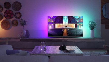 „Philips“ OLED+908: 2100 nitų išmanusis televizorius su „Ambilight“