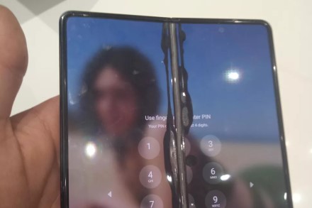 „Samsung Galaxy Fold3“ savininkai skundžiasi, kad skyla ekranas