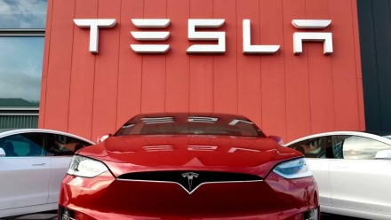 „Tesla“ ir E. Muskas sulaukė netikėto kirčio: kompanijos įkūrėjas pažėrė itin aštrios kritikos elektromobiliams