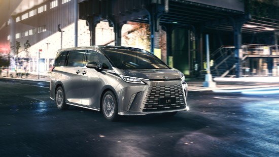 „Lexus“ žengė į naują segmentą: pristatytas prabangus mikroautobusas LM