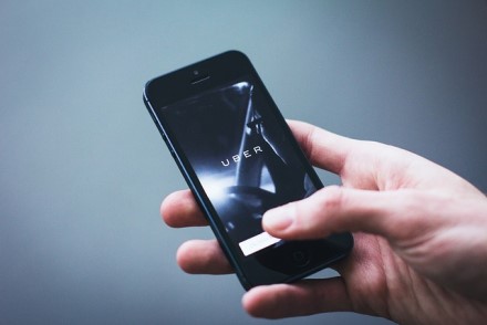 „Uber“ sulaukė kaltinimų: didina kelionės kainą, jei telefono baterija baigia išsikrauti?