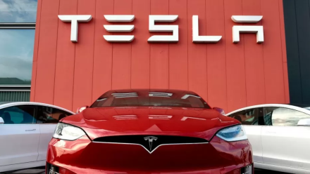 „Tesla“ ir vėl mažina savo automobilių kainas