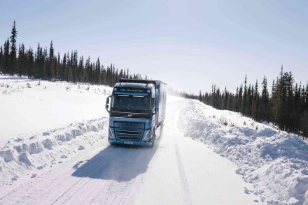 Vandeniliu varomų „Volvo Trucks“ bandymai keliuose