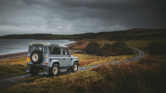 Pristatytas riboto leidimo klasikinis „Land Rover Defender Works V8 Islay Edition“