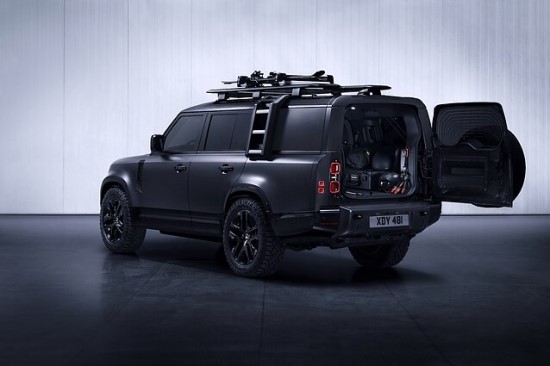 „Land Rover“ pristatė naująsias „Defender“ versijas