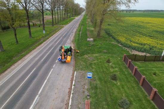 Žolės pjovimo darbai. „Kelių priežiūra“ nuotr.