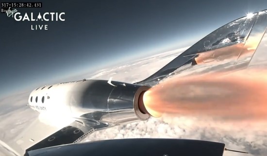 „Virgin Galactic“ pradėjo pirmuosius komercinius skrydžius į kosmosą / Tviterio vaizdo įrašo stop kadras