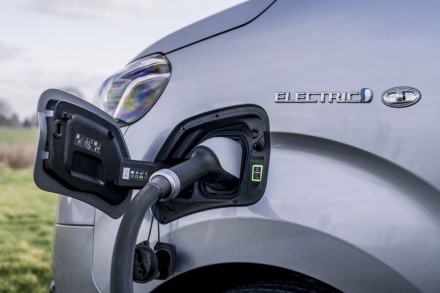 „Toyota“ jau netrukus gali pelnyti elektromobilių rinkos lyderės titulą