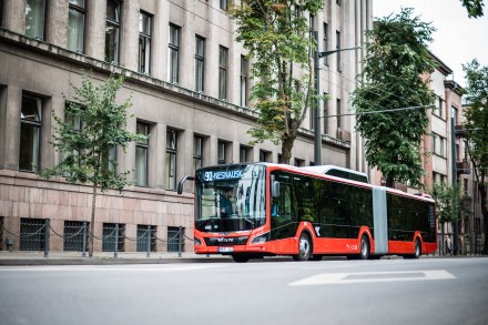 Kaune kartu su kampanija „Spausk – Nesnausk“ pristatytas pirmasis iš 64 naujų hibridinių autobusų