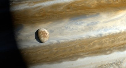 Artist's impression of Europa orbiting Jupiter / Europos kosmoso agentūros iliustracija