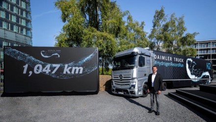 „Daimler Truck“ vandeniliu varomas sunkvežimis „GenH2“ pasiekė naują rekordą