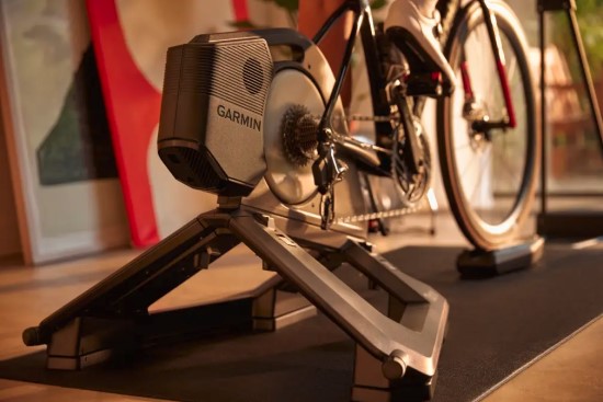 „Garmin“ pristatė „Tacx NEO 3M“ – galingą išmanųjį patalpų treniruoklį