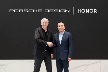 Kinijos technologijų milžinė „Honor“ sudarė bendradarbiavimo sutartį su „Porsche Design“