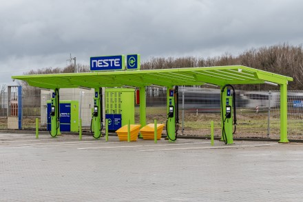 „Neste Lietuva“ degalinių tinkle – pirmoji 300 kW galios elektromobilių įkrovimo stotelė: naudos tik žaliąją energiją