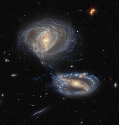 Galaktikų sąveika Arp-Madore 2339-661 / ESA / Hubble ir NASA, J. Dalcanton, Dark Energy Survey / DOE / FNAL / NOIRLab / NSF / AUR nuotr.