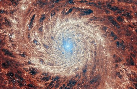 Spiralinė galaktika M51 / ESA / Webb, NASA ir CSA, A. Adamo ir the FEAST JWST komandos nuotr.