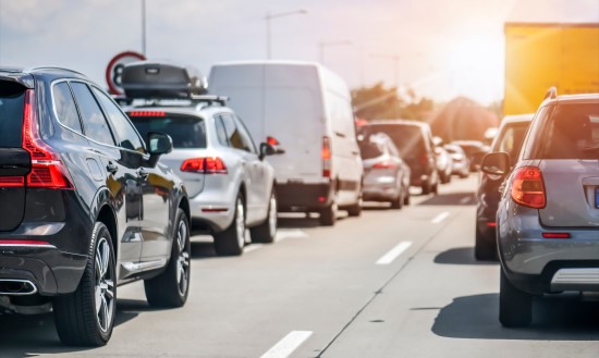 Furgonas automobilių spūstyje („Shutterstock“ nuotr.)