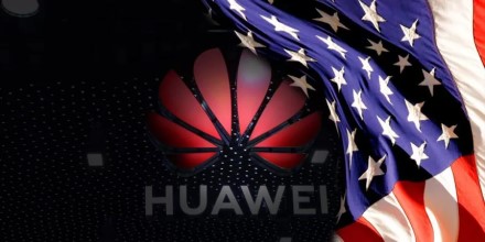 JAV sudavė smūgį Kinijos technologijų milžinei: pranešama apie atšaukiamas licencijas