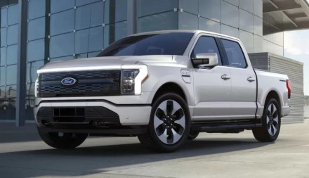 Gaminti elektromobilius – itin nuostolinga: „Ford“ mažina baterijų užsakymus