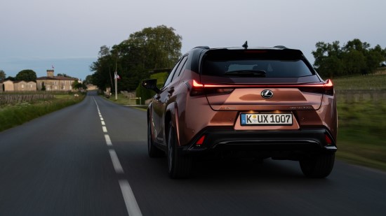 Naujasis „Lexus UX“ pasižymi didesne galia