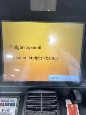 Paėmęs pinigus bankomatas sako, kad jų nepaėmė