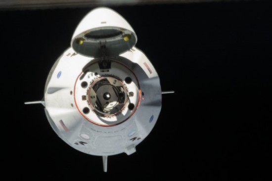 „SpaceX Crew Dragon“ kosminė kapsulė artėja prie Tarptautinės kosminės stoties / NASA nuotr.